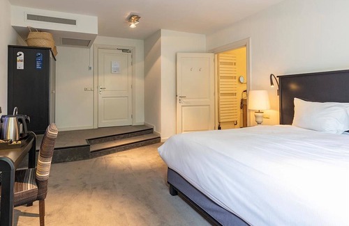 Baarlo Hotel | Stay Close to Nature with Free Parking and Dining!