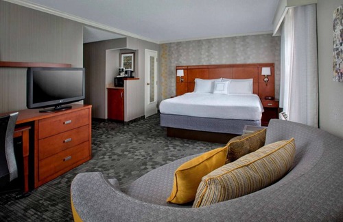 Tinton Falls Hotel | Stay Connected & Explore the Jersey Shore Region with Parking & Swimming Pool!
