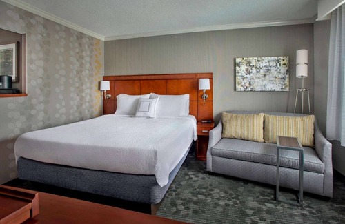 Tinton Falls Hotel | Stay Connected & Explore the Jersey Shore Region with Parking & Swimming Pool!