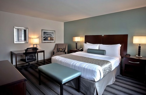Downtown Chicago Hotel | Stay Cool w/Rooftop Deck & Fitness Room Near Chicago Riverwalk