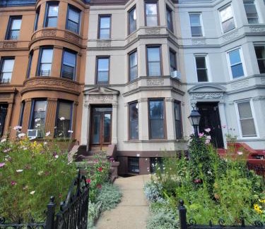 Crown Heights House | Stay in Historic Brooklyn Townhouse