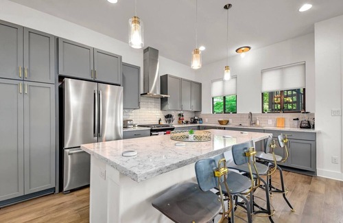 San Antonio House | Stay in Luxury @ The Pearl ~ .5M to Riverwalk