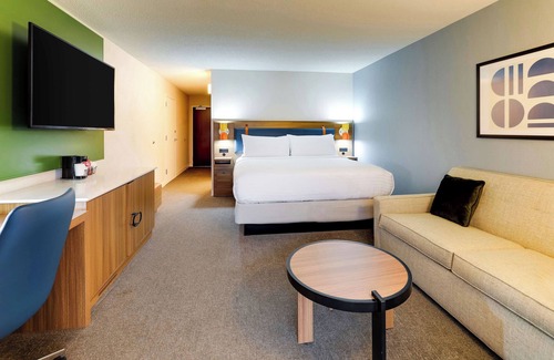 Oyster Point Hotel | Stay in Style Along Oyster Point Waterfront Minutes to Jack Drago Park