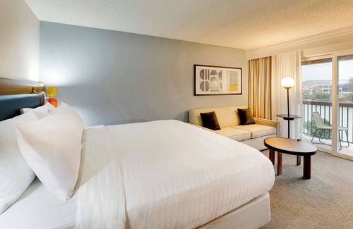 Oyster Point Hotel | Stay in Style Along Oyster Point Waterfront Minutes to Jack Drago Park