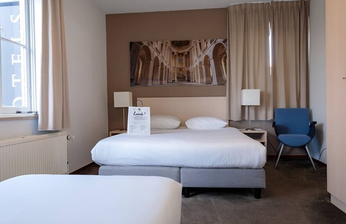 Deurne Hotel | Stay in the Heart of Nature With Comfort All Around! Onsite Dining, Free Parking