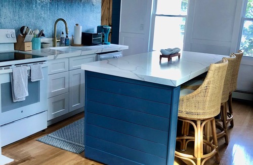 Historic Hill Apartment | STAY IN THE HEART OF NEWPORT!