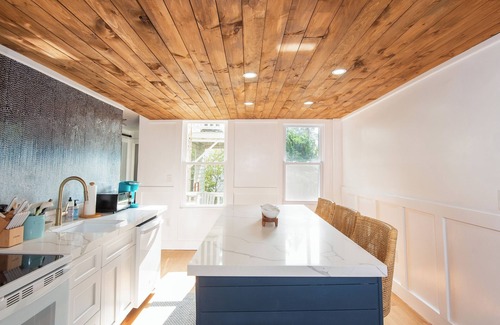 Historic Hill Apartment | STAY IN THE HEART OF NEWPORT!