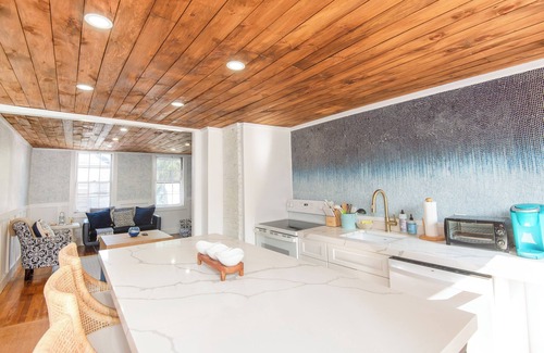 Historic Hill Apartment | STAY IN THE HEART OF NEWPORT!