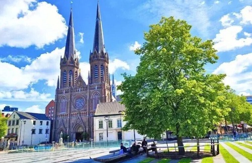 Centrum Apartment | Stay in the heart of Tilburg! Enjoy your own kitchen, dining nook, air conditioning, and smart TV—all just steps from shops, cafes, and transport. Note: Images are not real, as the rooms are still under construction.
