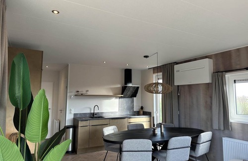 Nieuwvliet House | Stay in the modern and spacious Zonneweelde Lodge and be on the beach in no time