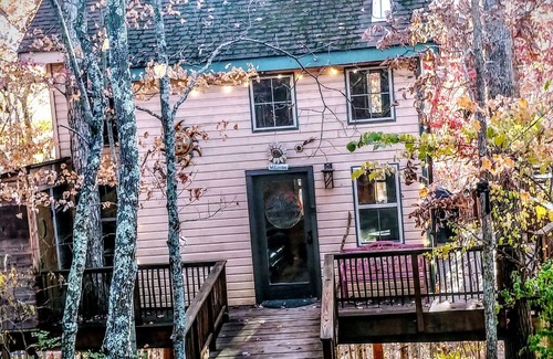 Stonewall Cabin | Stay in Tree House built by TreeHouse Master Pete Nelson ~ off the grid