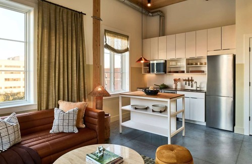 Yamacraw Village Apartment | Stay Near River Street + Pool, Bike, Dining & Gym