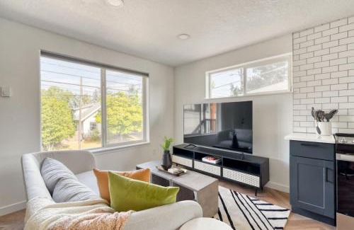 Woodstock Apartment | Stay Portland Collection - The Perfect Artist's Retreat in Woodstock