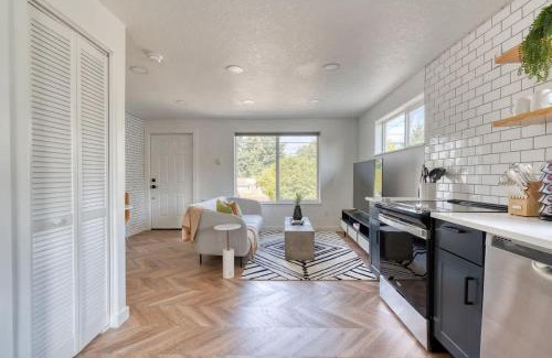 Woodstock Apartment | Stay Portland Collection - The Perfect Artist's Retreat in Woodstock