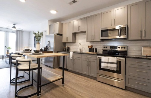 East Walnut HIlls Apartment | Stay Where It’s Happening! Chic Cincy Condo