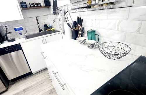 Walkerville Apartment | Stay Windsor - Central/parking