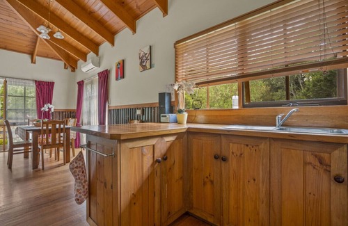 Badger Creek Cabin | StayAU 2BR Cottage Farm Retreat