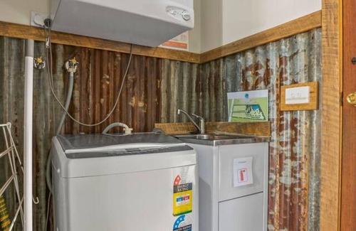 Badger Creek Cabin | StayAU 2BR Cottage Farm Retreat