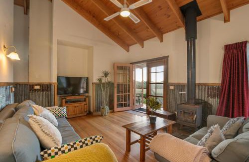 Badger Creek House | StayAU Cottage Sunset 2BR Farm Retreat