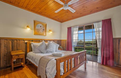 Badger Creek House | StayAU Cottage Sunset 2BR Farm Retreat