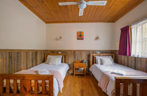 Badger Creek House | StayAU Cottage Sunset 2BR Farm Retreat