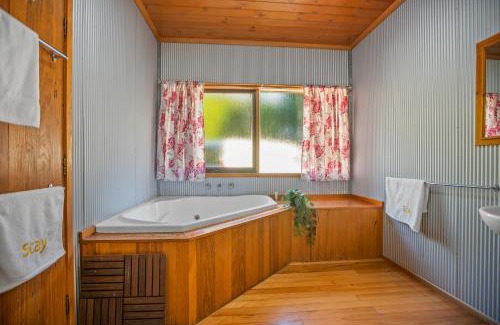 Badger Creek House | StayAU Cottage Sunset 2BR Farm Retreat