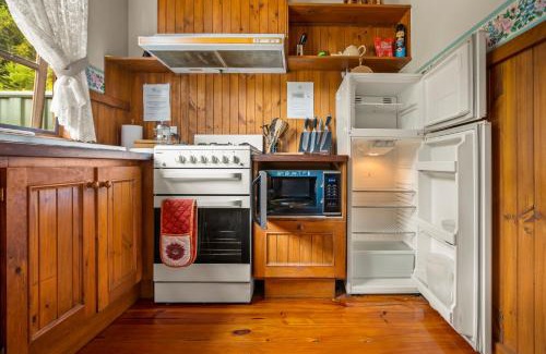 Badger Creek House | StayAU Lakeview Cottage 2BR Cozy Nature Getaway
