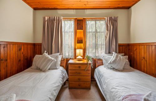 Badger Creek House | StayAU Lakeview Cottage 2BR Cozy Nature Getaway