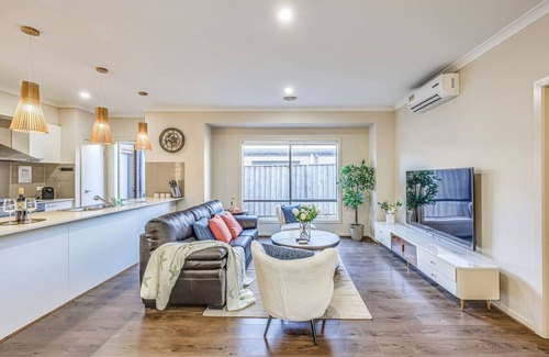 Pakenham House | StayAU Pakenham 5 BRM Hidden Oasis Pet-friendly