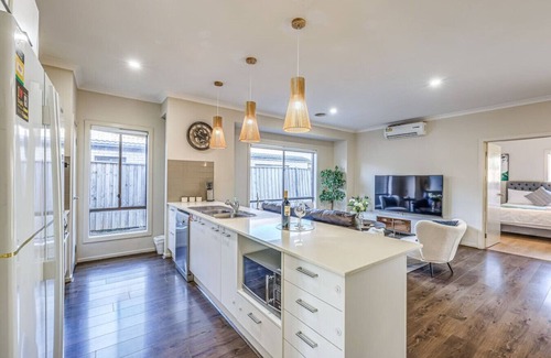 Pakenham House | StayAU Pakenham 5 BRM Hidden Oasis Pet-friendly
