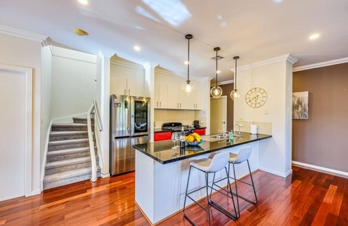 Pakenham House | StayAU Pakenham Townhouse with Lakeview