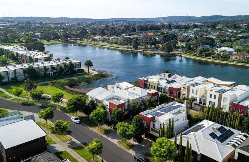 Pakenham House | StayAU Pakenham Townhouse with Lakeview