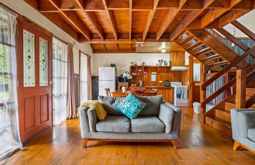 Badger Creek Cabin | StayAU The Loft 1BR Rustic Picturesque Cottage