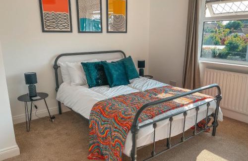 Hillsborough House | StayByNumbers - Spacious three bed house Royal Hillsborough