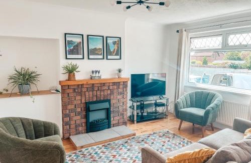 Hillsborough House | StayByNumbers - Spacious three bed house Royal Hillsborough