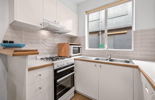 Brunswick Apartment | StayCentral - Brunswick Vibe (Parkville/Brunswick) - Sydney Rd, Brunswick - 2 Bedrooms, 2 Beds, 1 Bathrooms, 1 secure parking spot (small car only) and free street parking nearby.