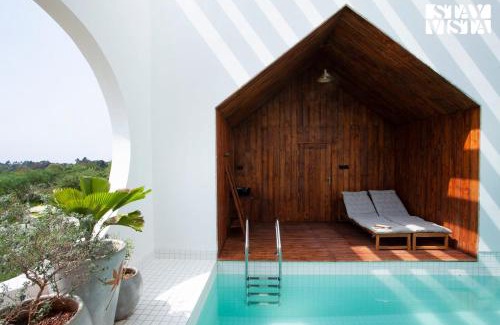 Suntikoppa Villa | StayVista at Reflection by The Woods - Breakfast Included