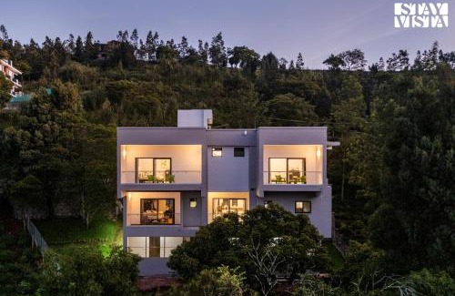 Wellington Villa | StayVista at Villa Aruvi with Bonfire, Lawn