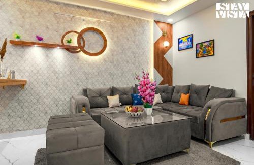 Jaipur Apartment | StayVista's Regal by Aaj - City-Center Villa with Indoor-Outdoor Games, Terrace & Elevator