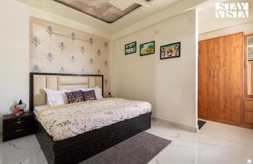 Jaipur Apartment | StayVista's Regal by Aaj - City-Center Villa with Indoor-Outdoor Games, Terrace & Elevator
