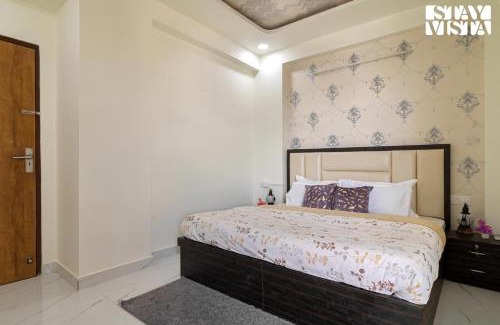 Jaipur Apartment | StayVista's Regal by Aaj - City-Center Villa with Indoor-Outdoor Games, Terrace & Elevator