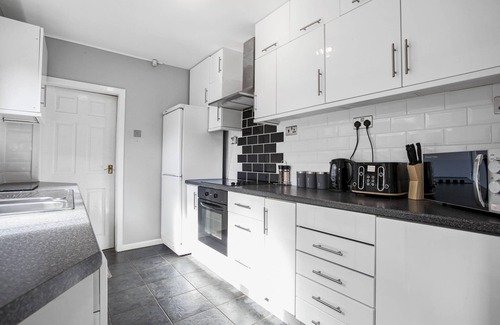 Stoke-on-Trent House | ⭑ Staywhenever MS- 4 Bedroom House | King Size Beds | Sleeps 9 ⭑