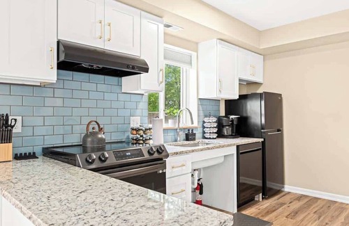 Roseville House | Step-Free 1BR in Roseville | King Bed | End Unit