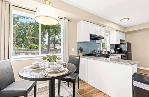 Roseville House | Step-Free 1BR in Roseville | King Bed | End Unit
