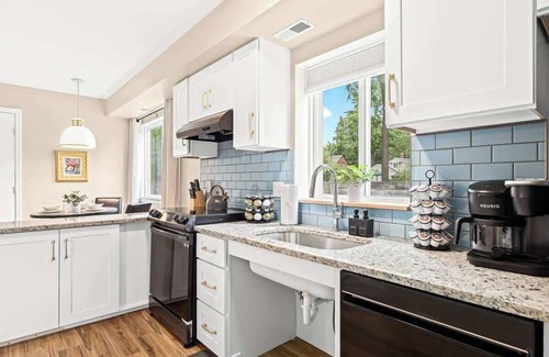 Roseville House | Step-Free 1BR in Roseville | King Bed | End Unit