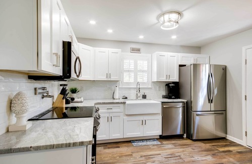 Rosewood House | Step-Free Home w/Fire Pit - 3 Miles to USC!
