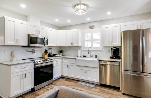 Rosewood House | Step-Free Home w/Fire Pit - 3 Miles to USC!