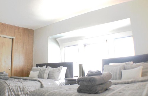 Bloomfield Apartment | Steps Away From Hospital - 2 Queen Bed - City View