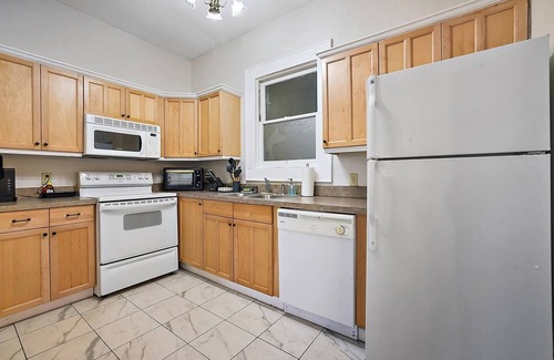 Eustis Apartment | Steps from Downtown~King Bed~UPSTAIRS~Cozy Stay
