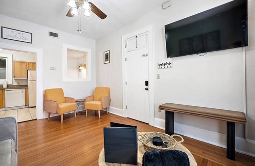 Eustis Apartment | Steps from Downtown~King Bed~UPSTAIRS~Cozy Stay
